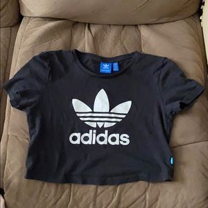 Super cute Adidas crop top! 🖤🤍